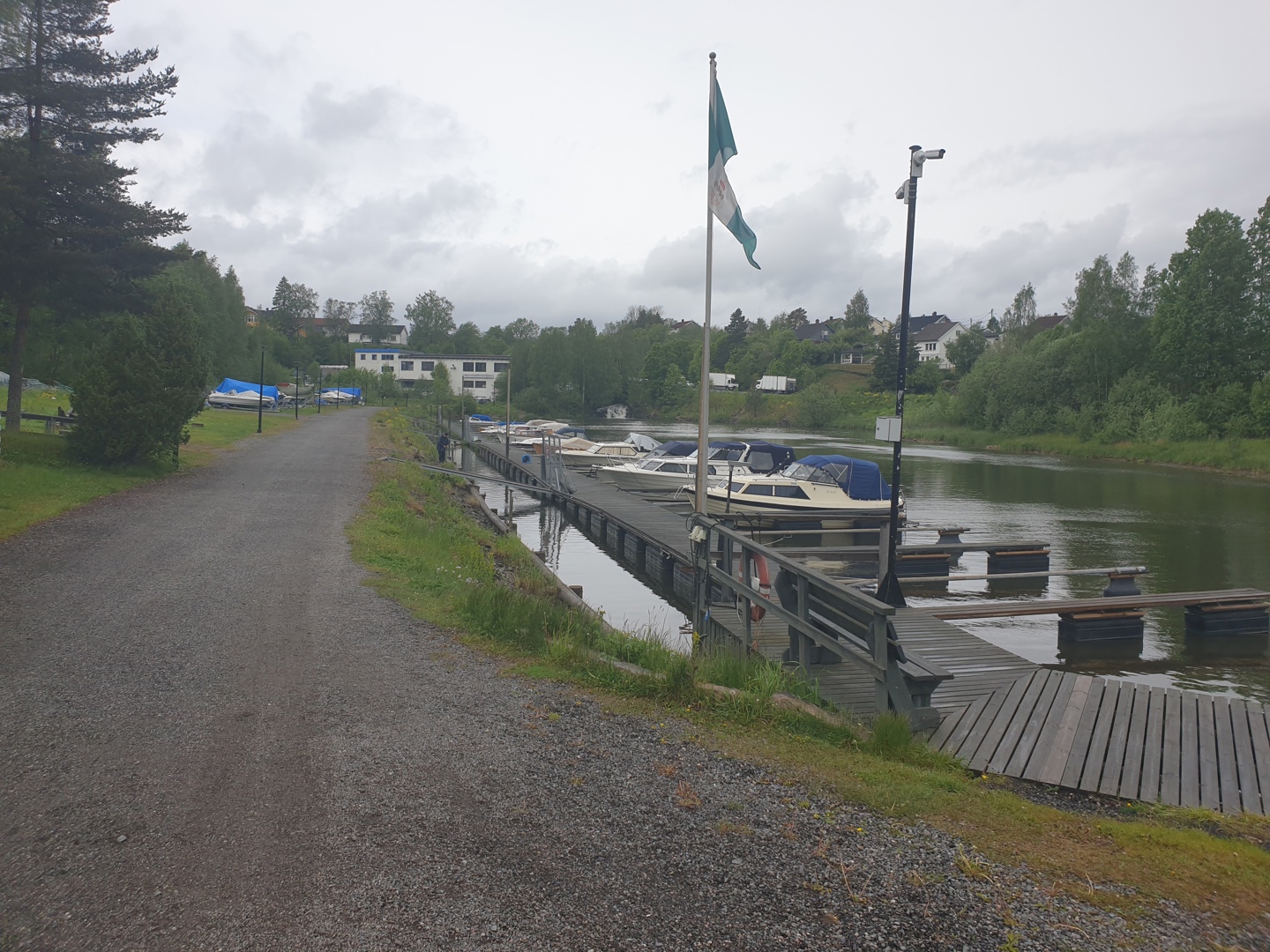 Felles sjøsetting av båter med kranbil